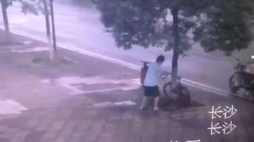 'Siêu trộm thế kỷ' hì hục đốn cây để... 'chôm' xe đạp