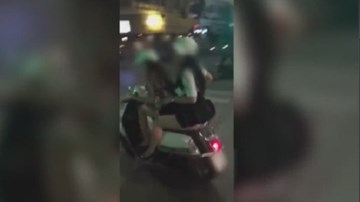 Thiếu nữ xinh đẹp vừa hát hò, cười đùa vừa tốc váy giữa đường phố Sài Gòn
