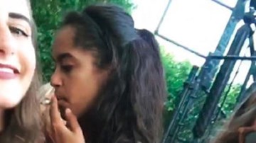 Con gái Tổng thống Obama hút thuốc nơi công cộng