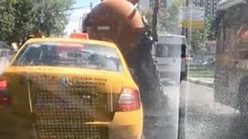 Xe hút bể phốt phát nổ giữa đường phố thủ đô Nga