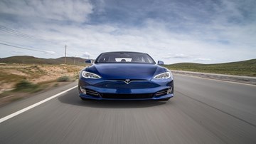 Để Tesla Model S tự lái và gây tai nạn, thanh niên đổ lỗi cho nhân viên đại lý