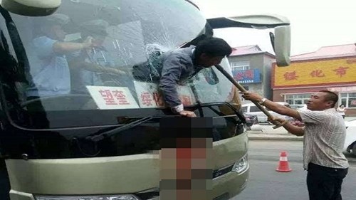 Người đàn ông mất thăng bằng, lao thẳng vào cửa kính xe khách