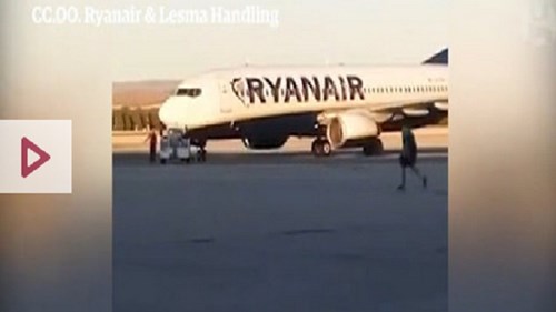 Du khách chạy dọc đường băng để bắt máy bay