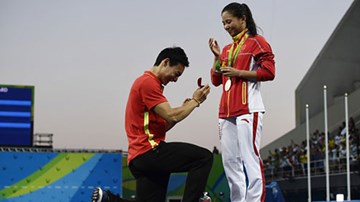 VĐV cầu hôn bạn gái nhảy cầu trên bục trao huy chương