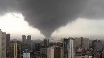 Lốc xoáy khổng lồ càn quét Philippines như 'ngày tận thế'