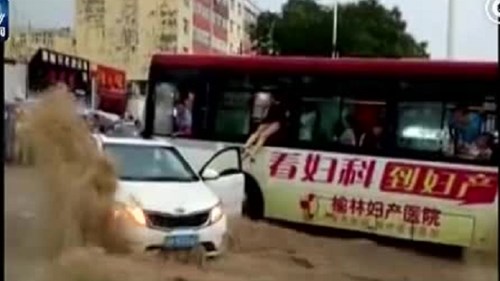 Xe buýt lao ra chặn dòng lũ dữ, cứu ôtô con ngoạn mục