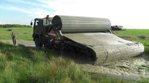 Xe tải tự tạo đường, chạy được mọi địa hình