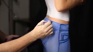 Điều gì xảy ra khi gặp một cô gái chỉ mặc quần áo vẽ?