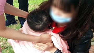 Con 1 tuổi rơi xuống hồ vì mẹ mải chơi Pokemon?