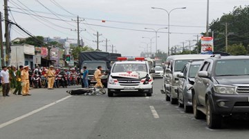 Xe cứu thương đâm hàng loạt ô tô trên QL13
