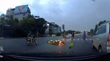 Sang đường kiểu bất chấp, hai cô gái bị tông văng xuống đường