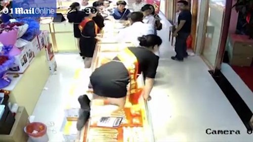 Nữ nhân viên “phi thân” qua tủ kính đuổi theo tên trộm