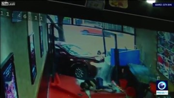 Nữ tài xế lao ôtô đâm sầm vào nhà dân, đốn ngã chủ nhà