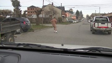 Khỏa thân chạy trốn chồng người tình cầm dao đuổi