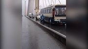 Bão Thần sét áp sát Quảng Ninh: Ô tô làm 'lá chắn' gió cho xe máy qua cầu