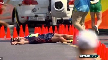 VĐV Pháp kiệt sức giữa đường đua, dù 'bĩnh' ra quần vẫn quyết tâm về đích