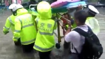 CSGT đội mưa khiêng cáng đưa cụ ông đi viện gây 'bão' mạng