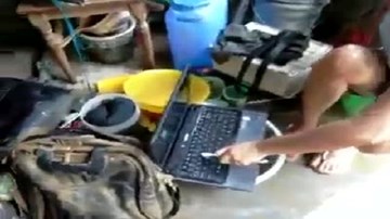 Bé gái vệ sinh laptop bằng cách 'không thể tin nổi'