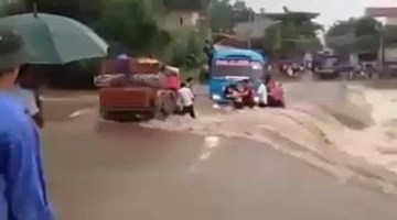 Xe chở đầy khách liều mình vượt lũ ở Lào Cai gây phẫn nộ