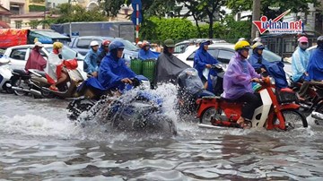 Hà Nội: Mưa 30 phút đường biến thành sông, dân bì bõm lội nước đi làm