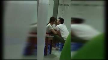 Hết ôm nhau ngủ trong rạp phim, Trấn Thành lại hôn Hari Won tại quán ăn