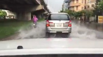 Mưa ngập, ô tô 