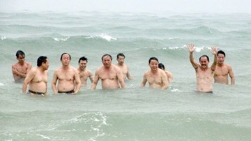 Bộ trưởng Trần Hồng Hà đội mưa tắm biển miền Trung
