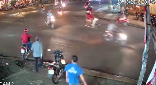 Trộm xe bị bắt quả tang, vung dao chống trả rồi bỏ chạy