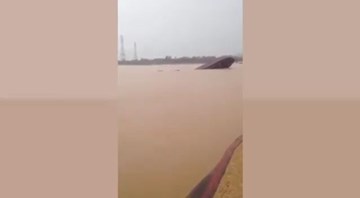 Video: Chìm tàu trên sông Đuống, nhiều người cố gắng bơi ra khỏi tàu