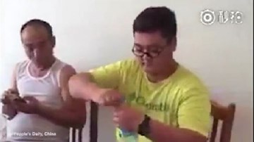 Chàng trai uống hết chai nước trong vòng 1 giây