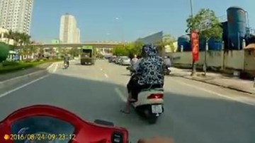 Pha dừng chờ đèn đỏ kết hợp tránh nắng 'kinh điển'