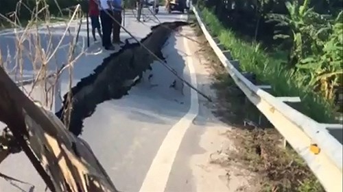 Vết nứt khổng lồ kéo xệ cả đoạn quốc lộ