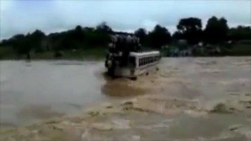 Xe buýt chòng chành vượt lũ, hành khách hốt hoảng nhảy xuống nước