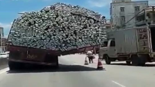 Xe tải chạy nghiêng thách thức mọi định luật vật lý
