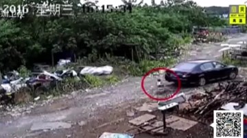 Bất cẩn, nữ tài xế lùi xe cán qua người cháu trai 2 tuổi