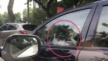 Giật mình bé gái cầm vô lăng điều khiển xe ô tô biển xanh 80B