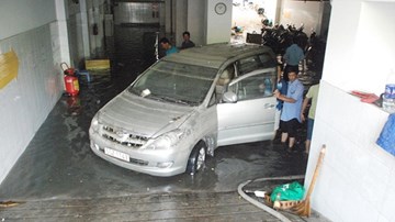 Dân Sài Gòn vất vả 'giải cứu' xe máy, ô tô bị nước ngập trong hầm