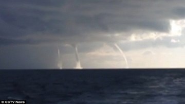 Hiện tượng cực hiếm: 3 vòi rồng hút nước cùng lúc ngoạn mục ở Trung Quốc