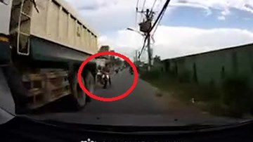 Vượt ẩu tông ôtô, tài xế xe máy may mắn thoát chết