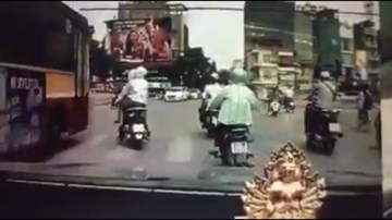 Xe buýt lấn làn, vượt ẩu suýt cán 2 cô gái
