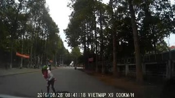 Mẹ chở con nhỏ trên xe máy bị ôtô tông ngã nhào ra đường