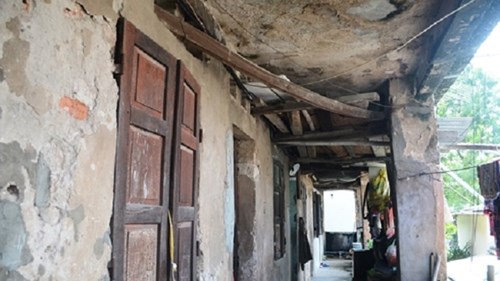 Rợn người cảnh sống trong khu tập thể chờ sập giữa Thủ đô