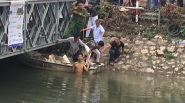 Hà Nội: Nam thanh niên ngáo đá, trần truồng nhảy sông Lừ