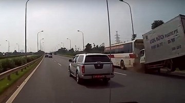 Chuyển làn đột ngột, xe khách gây tai nạn nghiêm trọng trên đại lộ Thăng Long