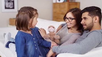 Trẻ ngắt lời người lớn đang nói chuyện, xử lý sao?