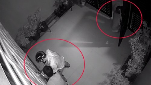 Camera tố giác 3 tên siêu trộm, cạy cả cửa lẫn cổng đột nhập vào nhà trộm đồ