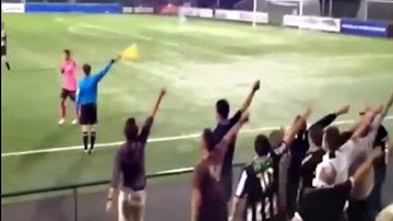 Cười đau bụng với cảnh CĐV bắt chước trọng tài biên