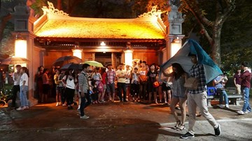 Tối khai trương trong mưa tầm tã của không gian đi bộ quanh hồ Gươm