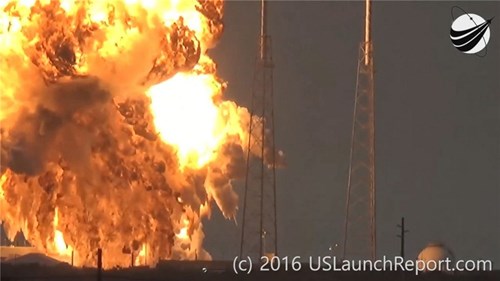 Xem tên lửa SpaceX nổ tung ngay trước giờ phóng, khói đen bao trùm bầu trời