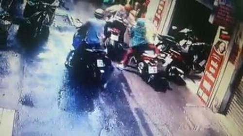 Người phụ nữ giằng co quyết liệt với bọn cướp